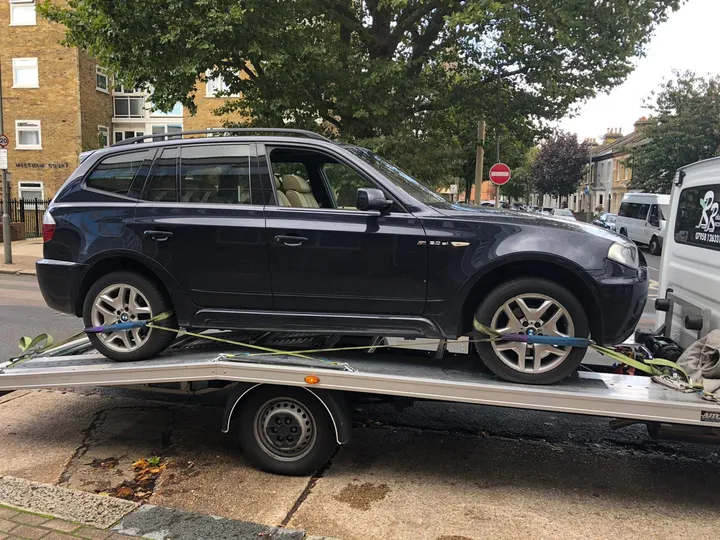 Car recovery vehicle in London